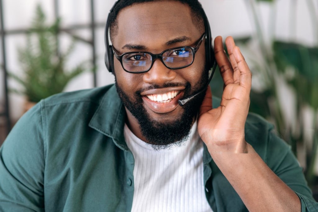 Support specialist with headset, ready to deliver omnichannel customer service